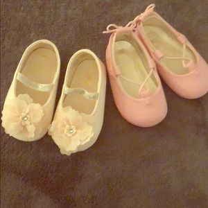 ❤️SOLD❤️2 pairs 6-12 month baby shoes